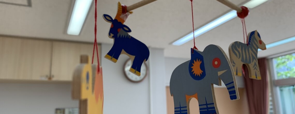 写真：保育園室内の天井から吊るされている飾り物
