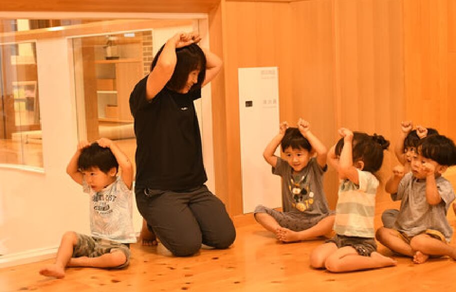 写真：子どもと触れ合いながら様子を確認する様子