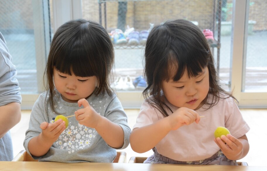 写真：おやつに夢中の子どもたち