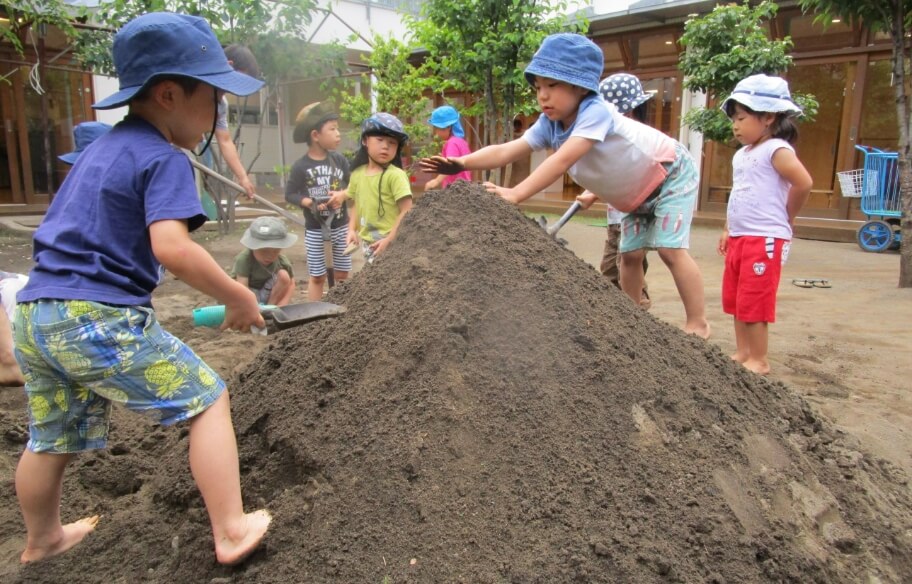 写真：外で砂遊びを楽しむ子どもたち