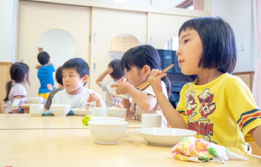 写真：給食を食べる様子