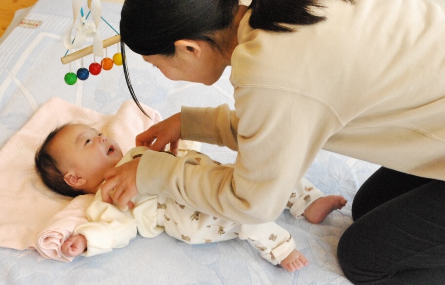 写真：先生が寝かしつけを行う様子