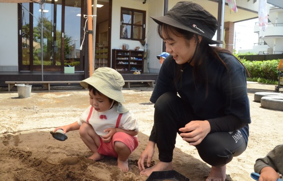 写真：外で砂遊びを楽しむ様子