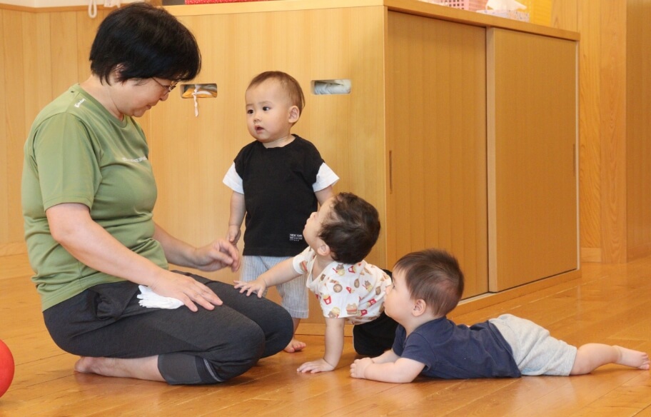 写真：先生が子どもたちをあやす様子