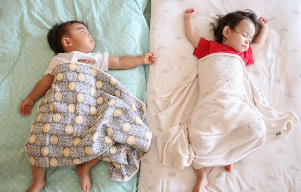 写真：お昼寝をする園児たち