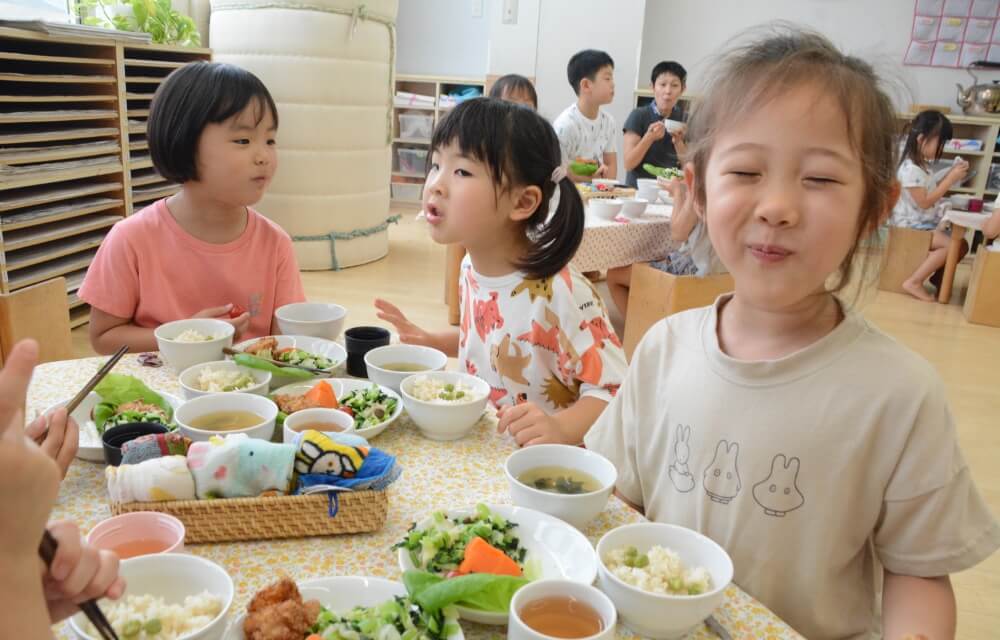 写真：園児たちが給食を楽しむ様子