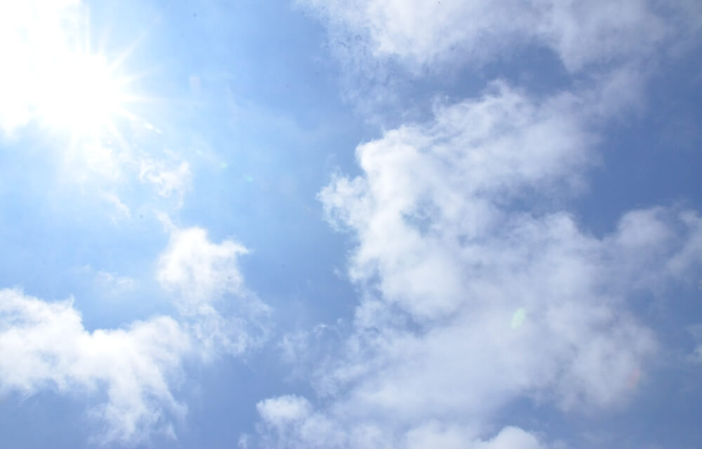 写真：太陽が眩しく照っている青空