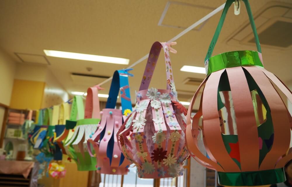 写真：園内に飾られた手作りの作品