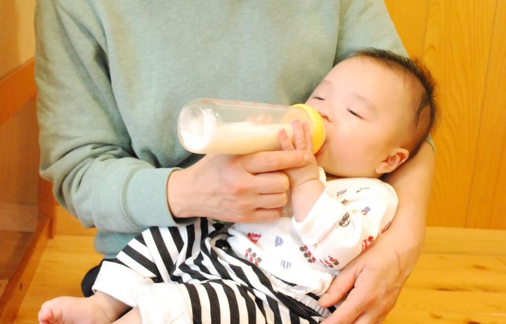 写真：哺乳瓶でミルクを与える様子