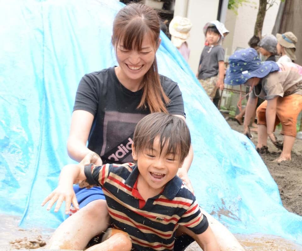写真：保育園での過ごし方：外で遊ぶ様子