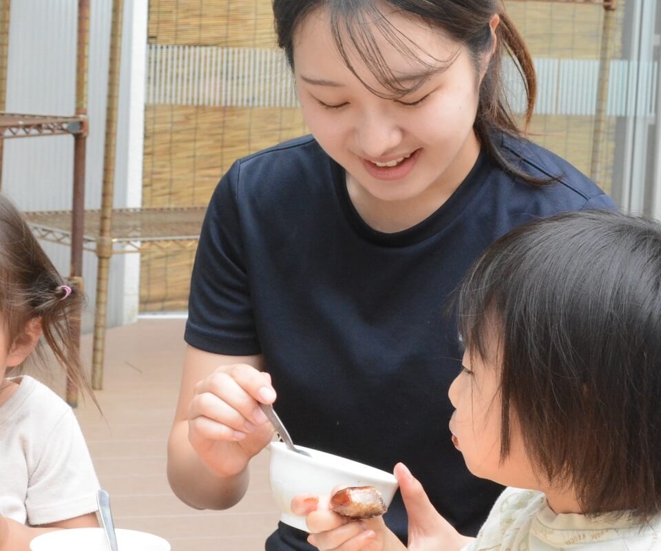 写真：保育園での過ごし方：食事の様子