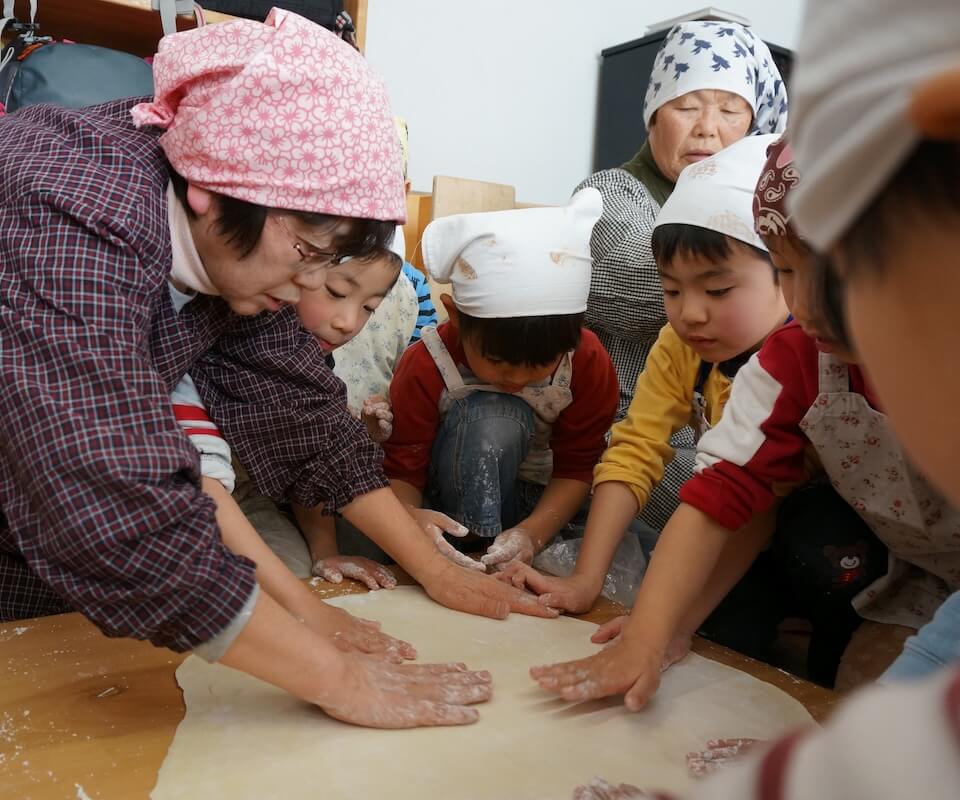 写真：保育園での過ごし方：生地をこねて手作りする様子