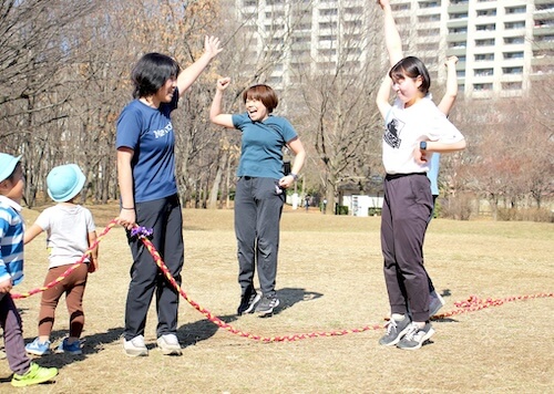写真：外で縄跳びを楽しむ様子