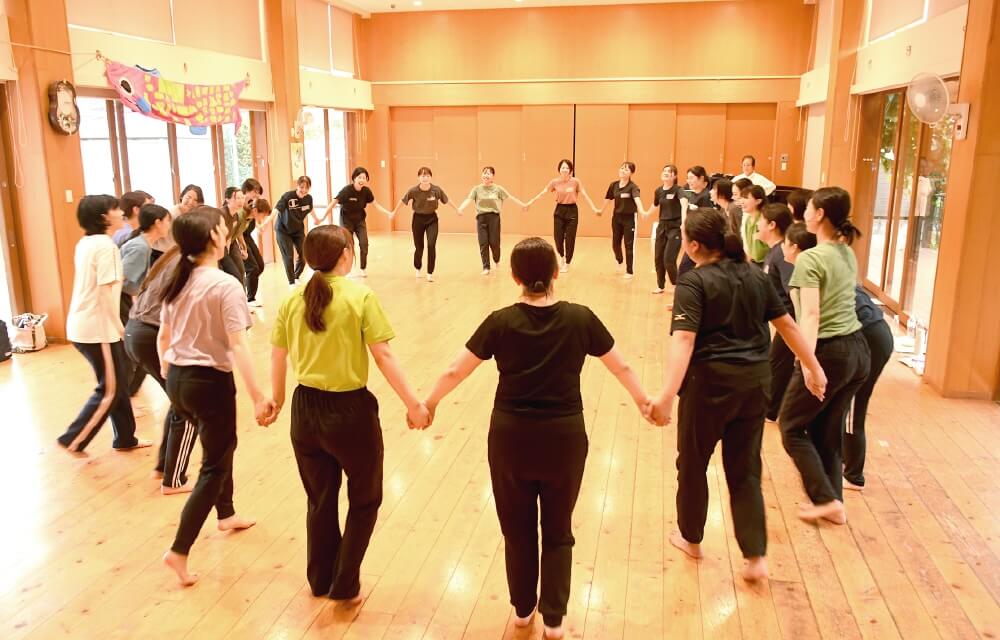 写真：屋内にて研修でのイベントに取り組む様子
