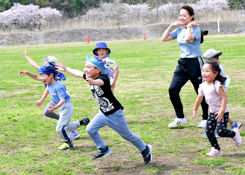 写真：外で走り回って遊ぶ様子