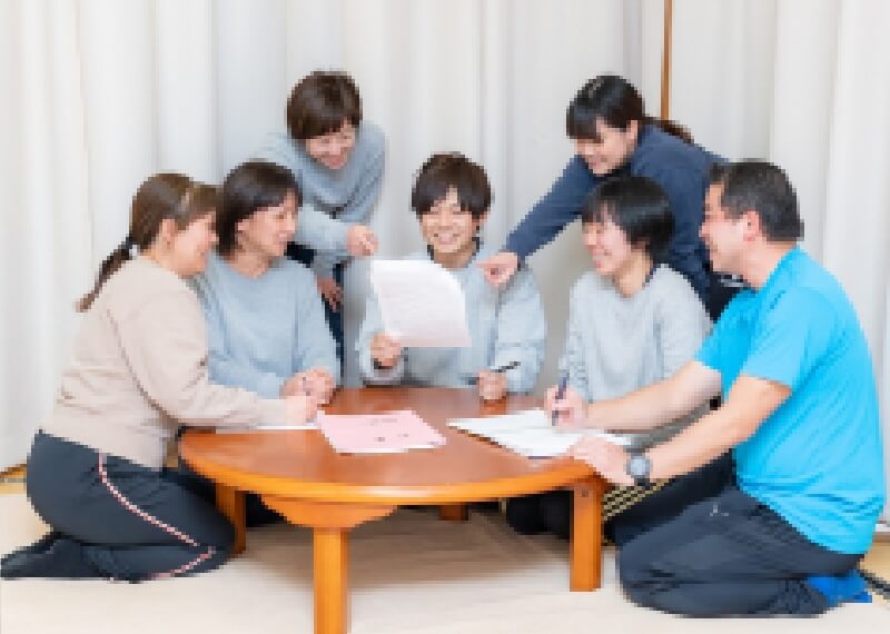 写真：職員が集まって話し合う様子