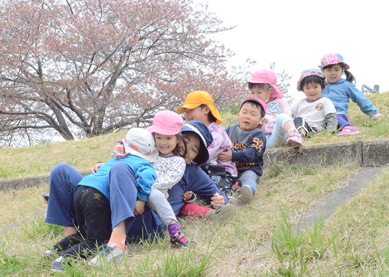 写真：大人と子どもが一緒に遊んでいる様子